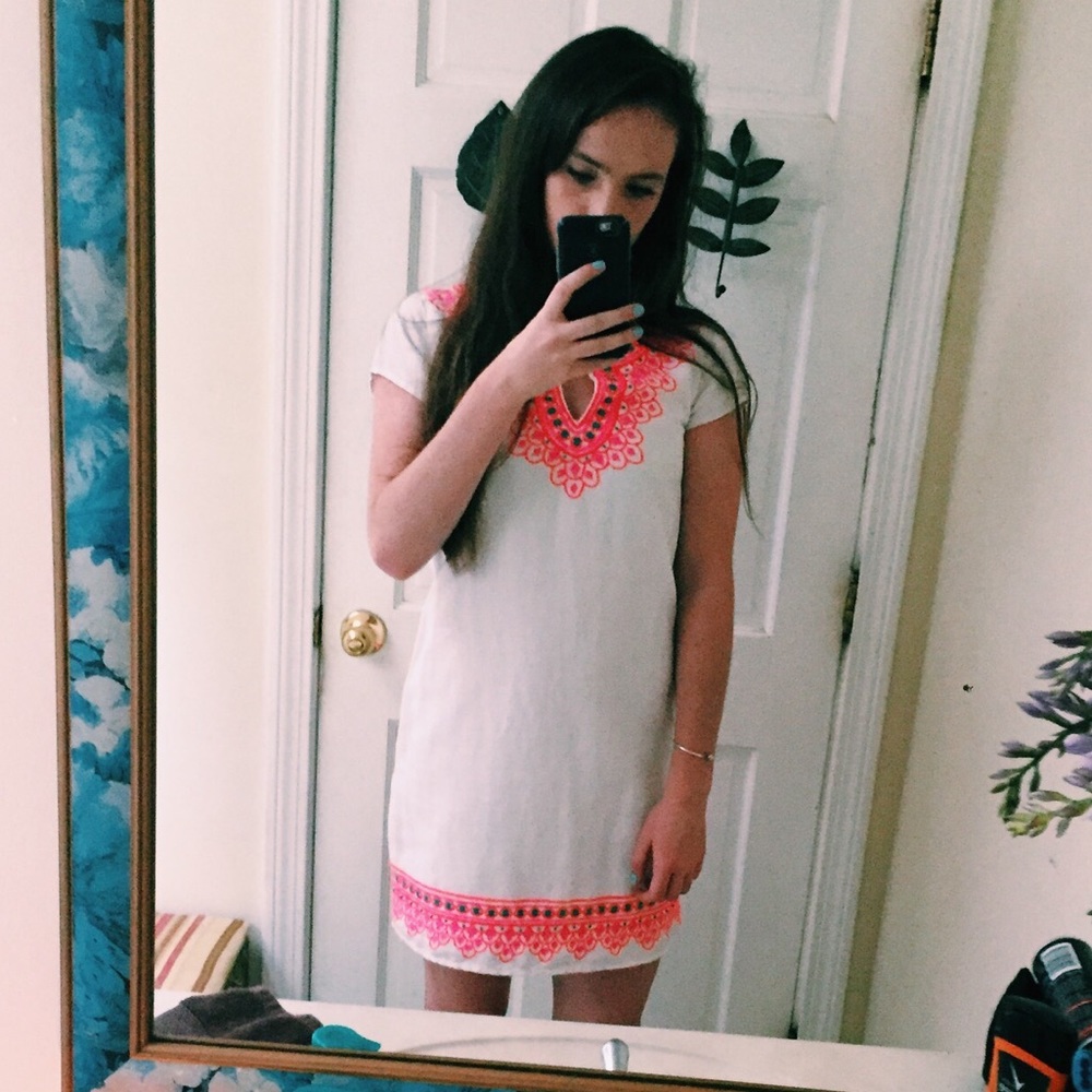 *WORN ONCE* Vineyard Vines embroidered shift dress
